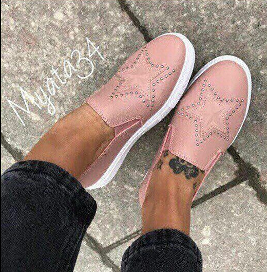 Сладки дамски мокасини с равна подметка и интересна апликация с метални нитове