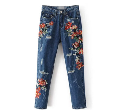 Πολύ σύγχρονα γυναικεία τζιν με όμορφα κεντήματα μπλε και ανοιχτό μπλε με ξεθωριασμένα γόνατα