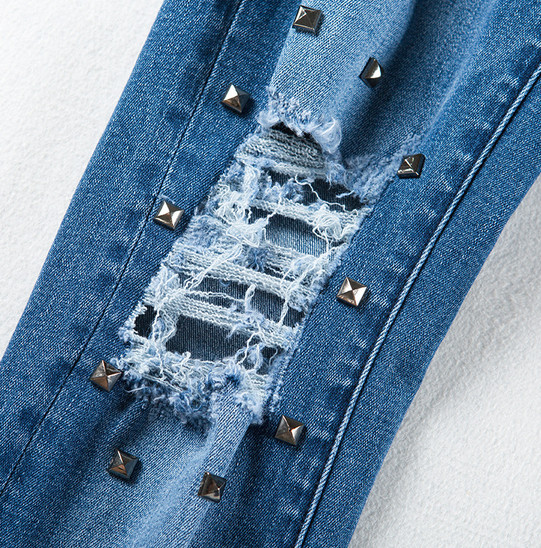 ХИТ! Дамски дънкови панталони в разръфани мотиви и интересни метални капси