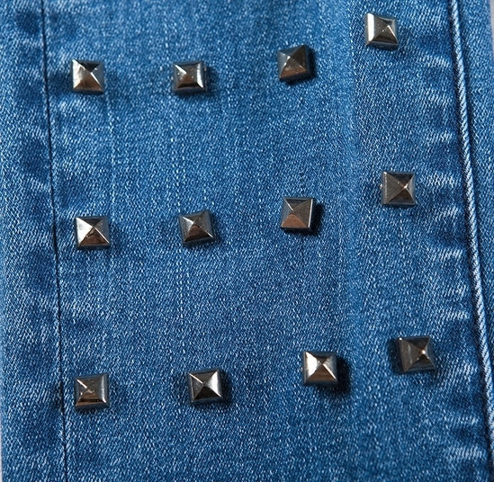 ХИТ! Дамски дънкови панталони в разръфани мотиви и интересни метални капси