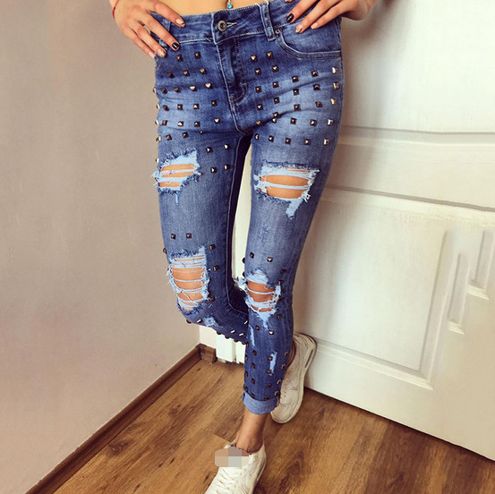 ХИТ! Дамски дънкови панталони в разръфани мотиви и интересни метални капси