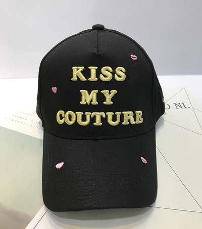 Сладка дамска шапка с козирка в бял и черен цвят с надпис