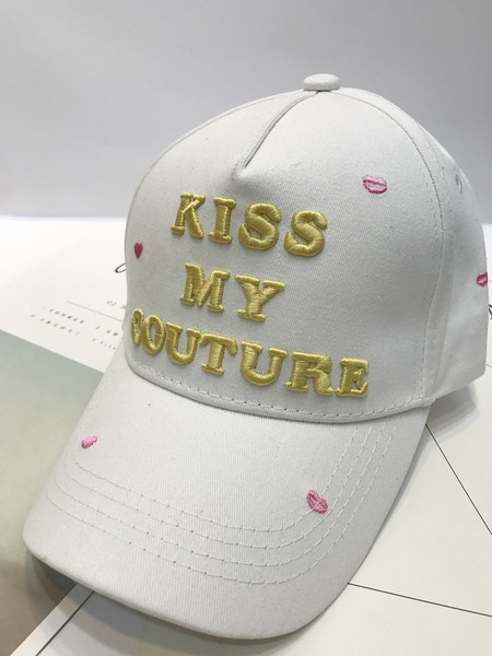 Сладка дамска шапка с козирка в бял и черен цвят с надпис