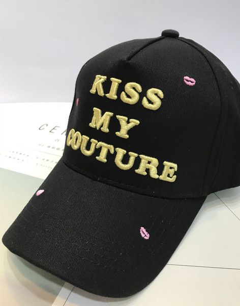 Сладка дамска шапка с козирка в бял и черен цвят с надпис