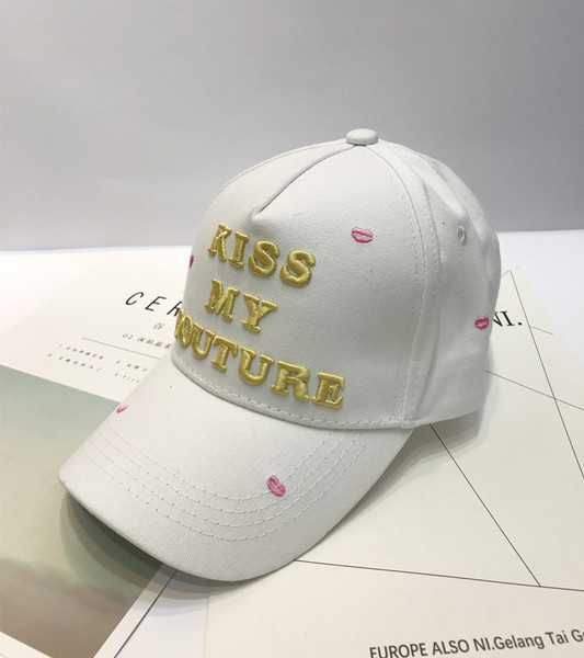 Сладка дамска шапка с козирка в бял и черен цвят с надпис