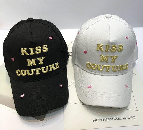 Сладка дамска шапка с козирка в бял и черен цвят с надпис