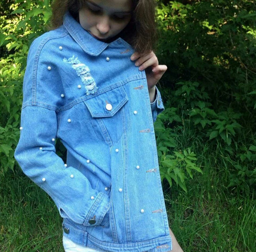 Γυναικείο τζιν μπουφάν  με χαλαρά μοτίβα και όμορφα μαργαριτάρια