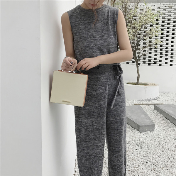 Спортно-елегантен дамски гащеризон в два цвята и в свободен стил