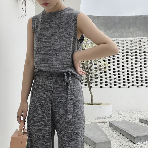 Спортно-елегантен дамски гащеризон в два цвята и в свободен стил