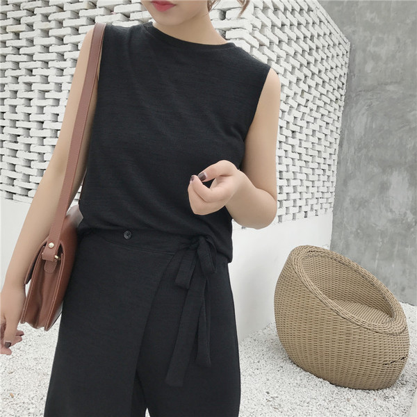 Спортно-елегантен дамски гащеризон в два цвята и в свободен стил