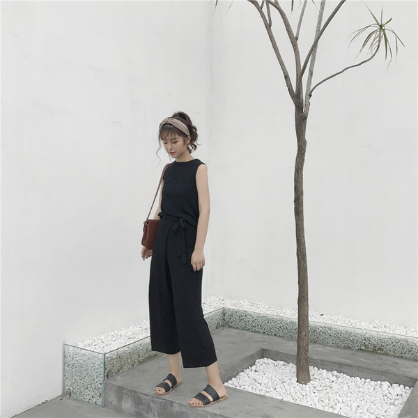 Спортно-елегантен дамски гащеризон в два цвята и в свободен стил