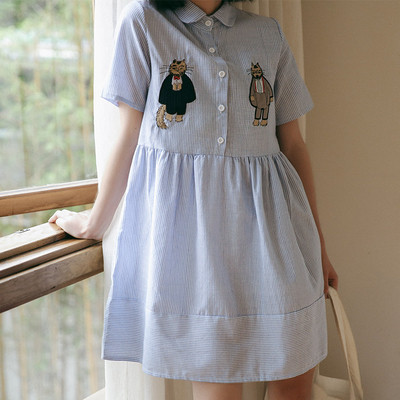 Свежа дамска рокля на райе с поло яка и бродерия 