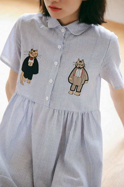 Свежа дамска рокля на райе с поло яка и бродерия 