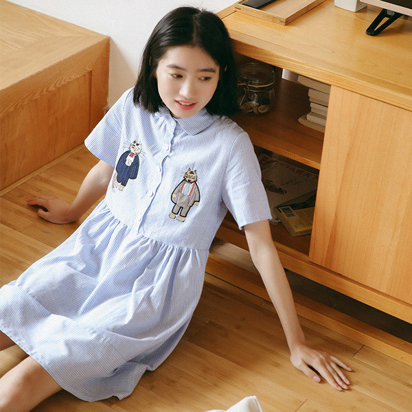 Свежа дамска рокля на райе с поло яка и бродерия 