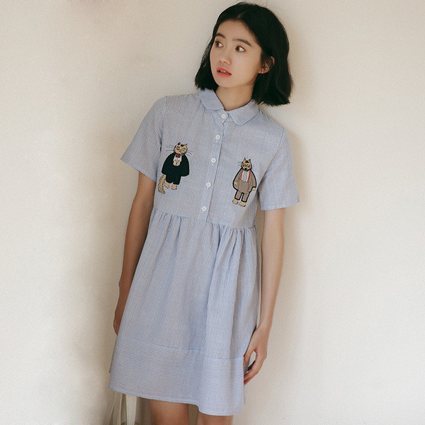 Свежа дамска рокля на райе с поло яка и бродерия 