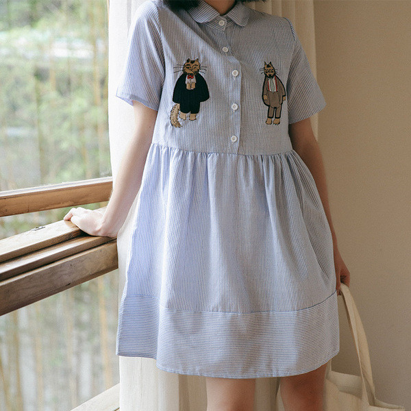 Свежа дамска рокля на райе с поло яка и бродерия 