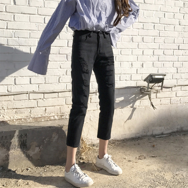 Красиви дамски дънки в черен цвят - 7/8, с висока талия и накъсани