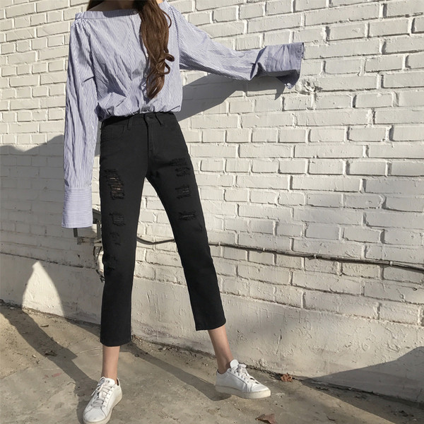 Красиви дамски дънки в черен цвят - 7/8, с висока талия и накъсани