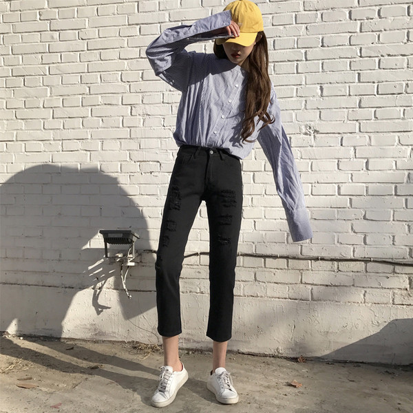 Красиви дамски дънки в черен цвят - 7/8, с висока талия и накъсани