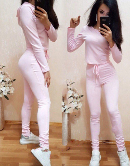 Ежедневен дамски костюм от две части , подходящ и за спортуване