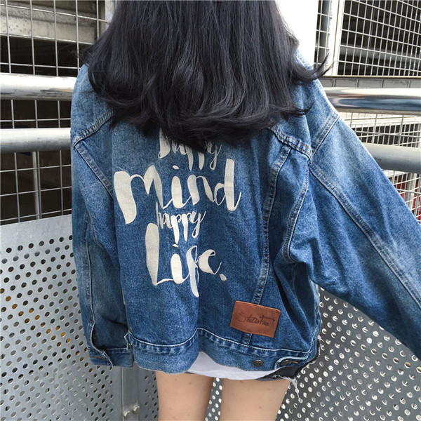 Κομψό μπουφάν τζιν με ένα ευρύ μοτίβο σε μπλε χρώμα