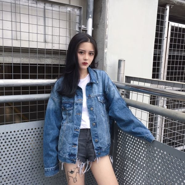 Κομψό μπουφάν τζιν με ένα ευρύ μοτίβο σε μπλε χρώμα