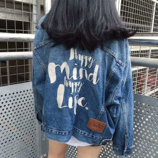 Κομψό μπουφάν τζιν με ένα ευρύ μοτίβο σε μπλε χρώμα