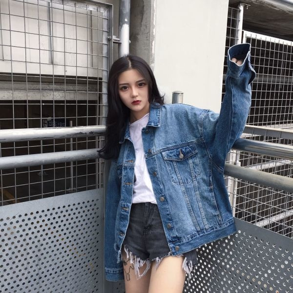 Κομψό μπουφάν τζιν με ένα ευρύ μοτίβο σε μπλε χρώμα