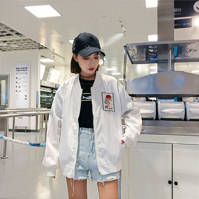 Актуално дамско яке тип бомбър с апликация на гърба в черен и бял цвят