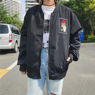 Актуално дамско яке тип бомбър с апликация на гърба в черен и бял цвят