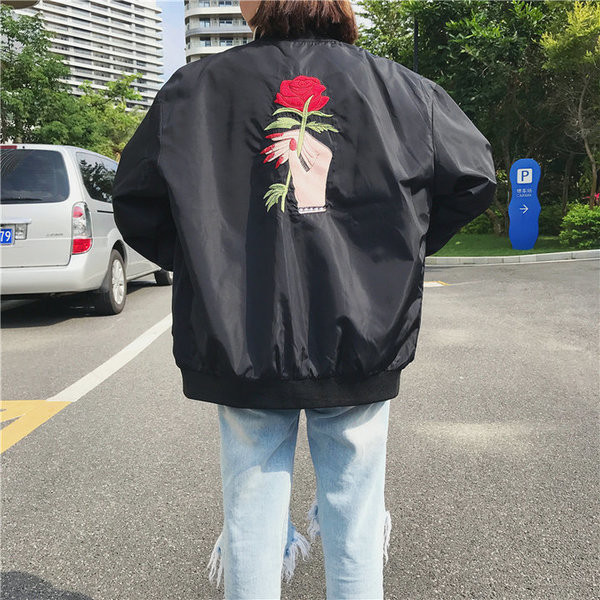 Актуално дамско яке тип бомбър с апликация на гърба в черен и бял цвят