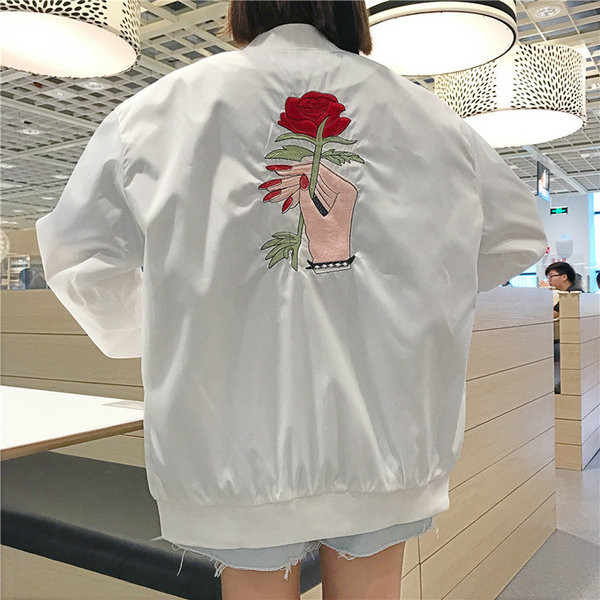 Актуално дамско яке тип бомбър с апликация на гърба в черен и бял цвят