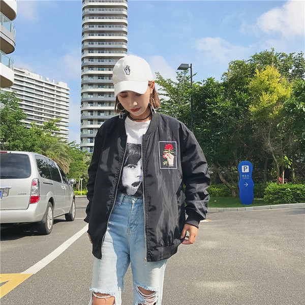 Актуално дамско яке тип бомбър с апликация на гърба в черен и бял цвят