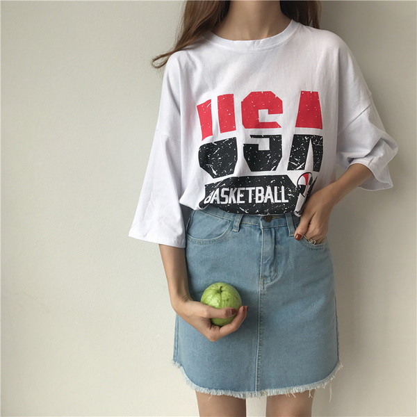 Ежедневна дамска тениска с 3/4 ръкави в широк модел с надпис