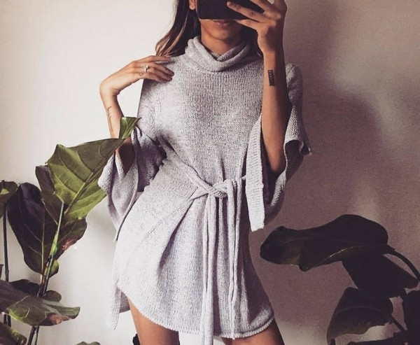 Καθημερινό γυναικείο φόρεμα με ενδιαφέροντες δεσμούς  μπροστά και μακριά φαρδιά μανίκια