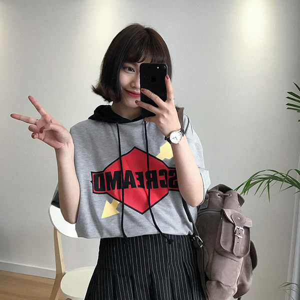 Спортна дамска тениска с 3/4 ръкави и с качулка в свободен стил