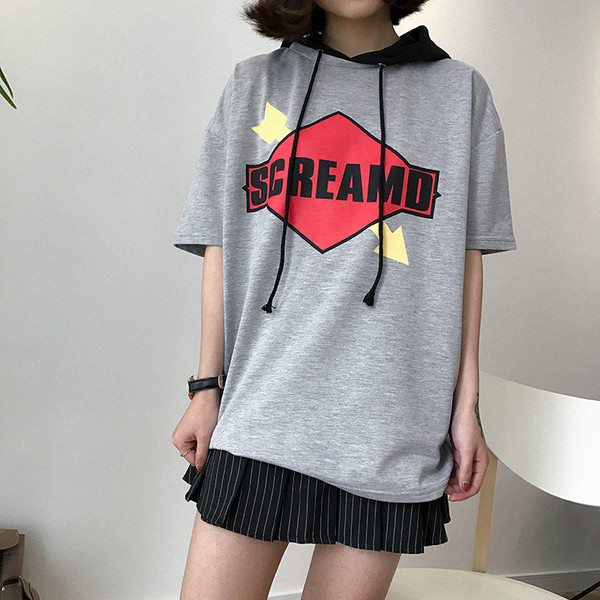 Спортна дамска тениска с 3/4 ръкави и с качулка в свободен стил