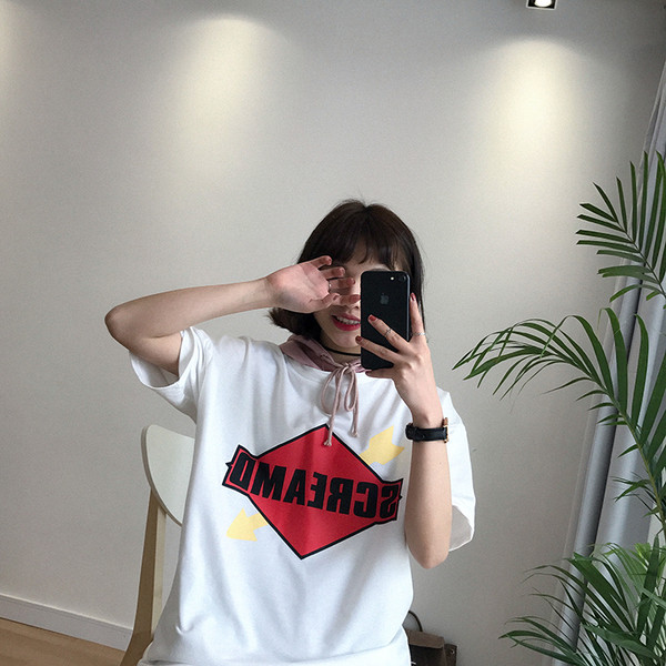 Спортна дамска тениска с 3/4 ръкави и с качулка в свободен стил