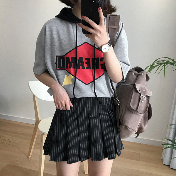 Спортна дамска тениска с 3/4 ръкави и с качулка в свободен стил