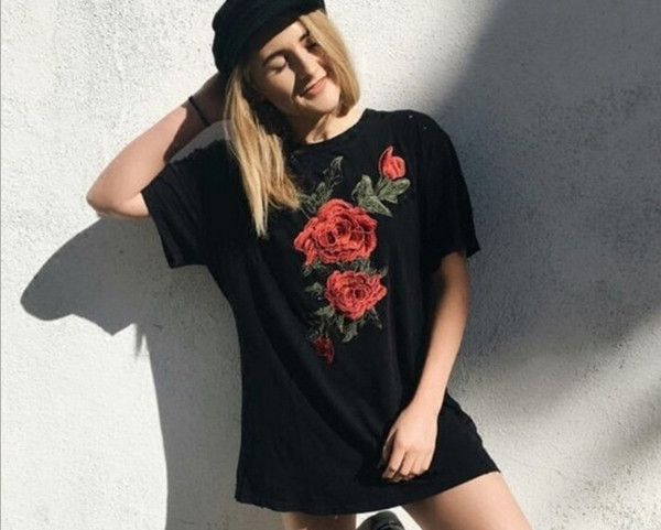 Ежедневна дамска черна тениска с къс ръкав и уникална цветна бродерия на цветчета