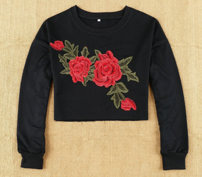 Къса дамска тениска с дълъг ръкав и актуална бродерия