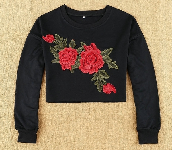 Къса дамска тениска с дълъг ръкав и актуална бродерия