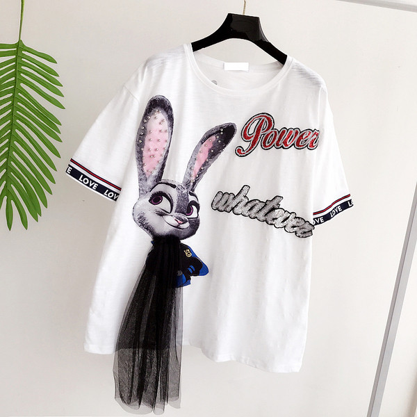 Красива дамска тениска с изображение и дантела и надписи, в бял и черен цвят