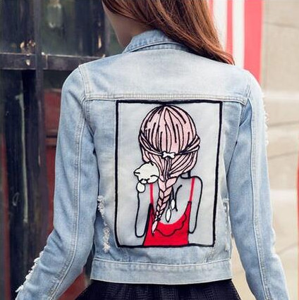 Интересно дамско дънково яке с много красив принт на гърба