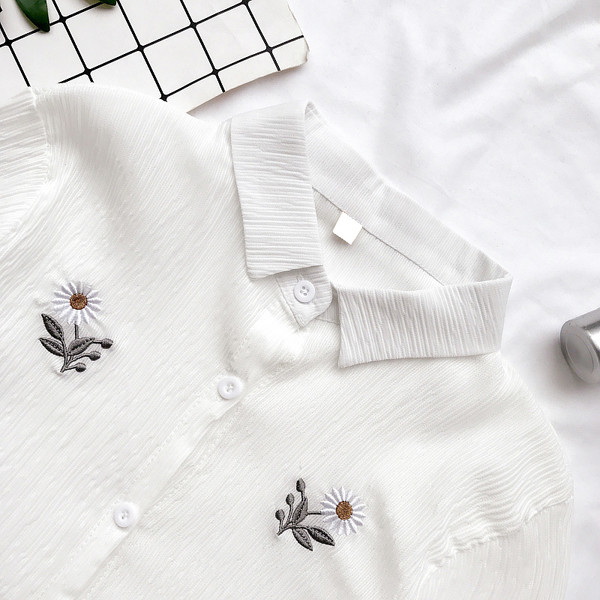 Сладка дамска риза в три цвята с бродерия в три цвята