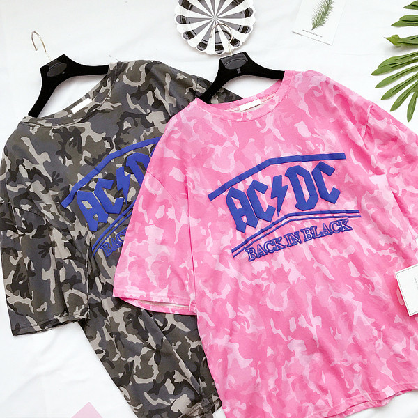 Ежедневна дамска тениска с надпис в два камуфлажни цвята, в широк модел