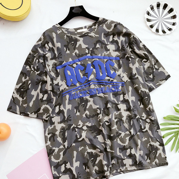 Ежедневна дамска тениска с надпис в два камуфлажни цвята, в широк модел