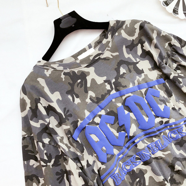 Ежедневна дамска тениска с надпис в два камуфлажни цвята, в широк модел