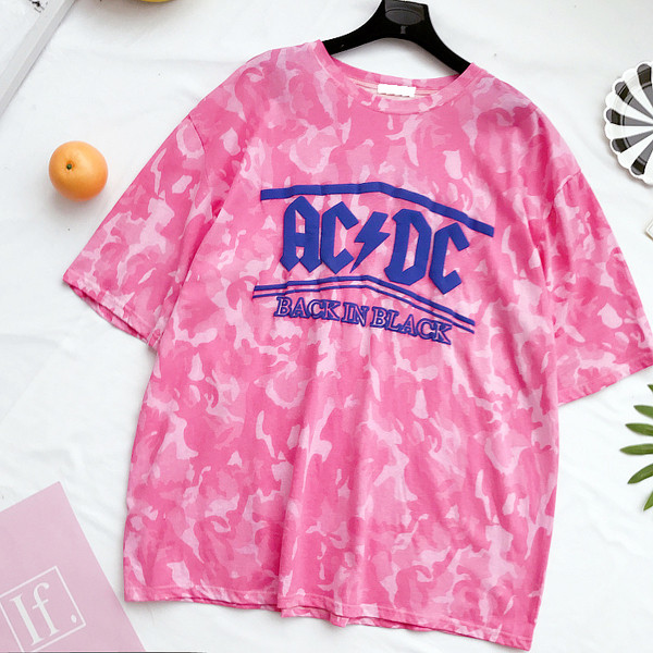 Ежедневна дамска тениска с надпис в два камуфлажни цвята, в широк модел