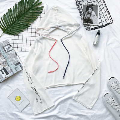 Дамска спортна блуза в широк модел с качулка, в бял и черен цвят